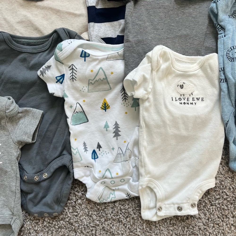14 lightly worn and most never worn onesies, newborn, various brands. - Picture 9 of 9